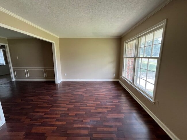 Building Photo - Renovated 3 Bedroom 2 Bath Home with 2 Car...