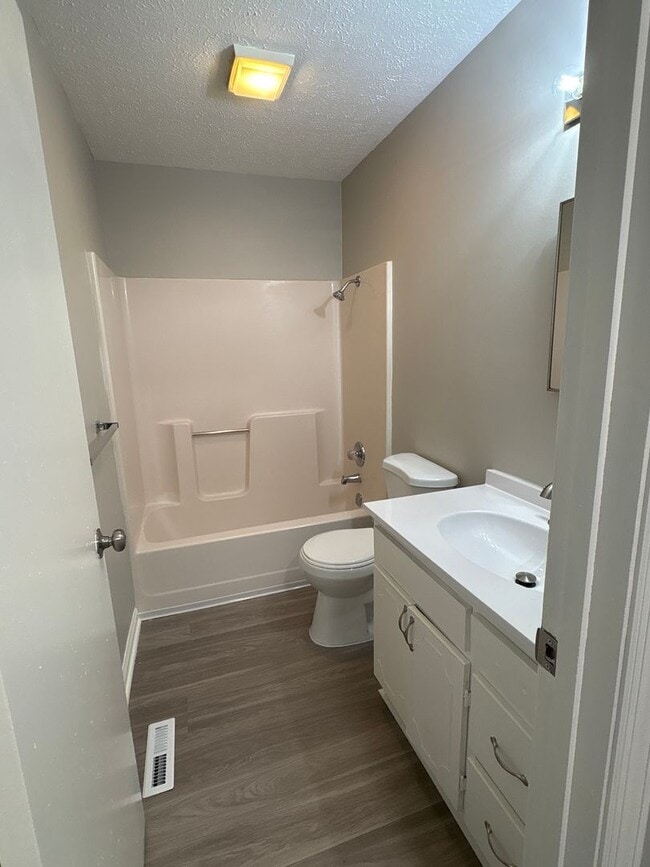 Building Photo - Freshly Renovated Duplex in Manchester!