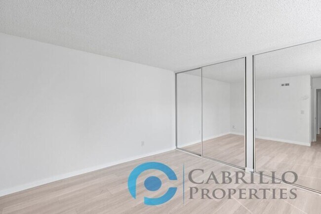 Building Photo - 5067 La Cuenta Dr