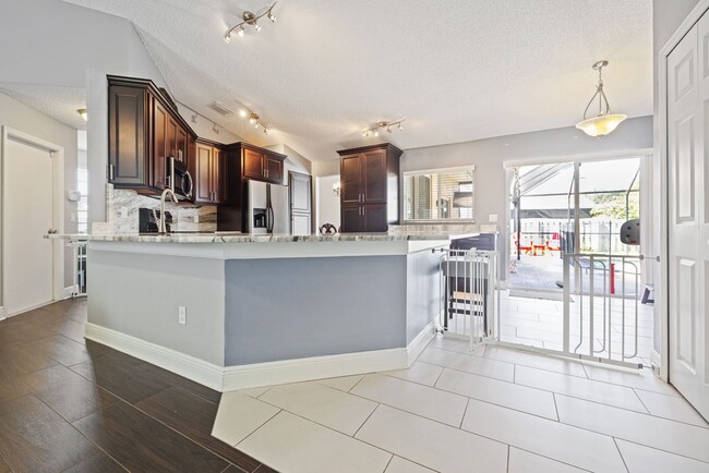 Building Photo - Fountain Lakes Community