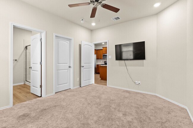 Building Photo - 343 Green Valley Dr