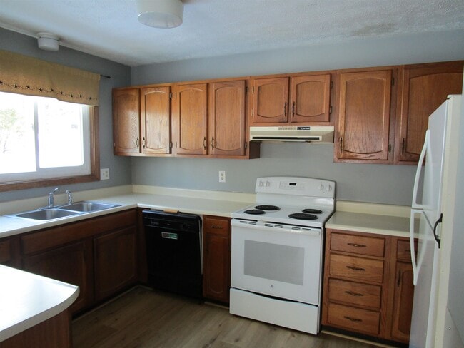 Building Photo - 24 Bobbys Ln