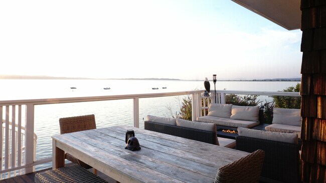 Building Photo - 19118 Soundview Dr NW