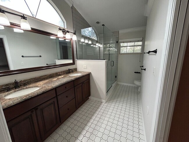Building Photo - Spacious and Perfectly located 4/2 home in...