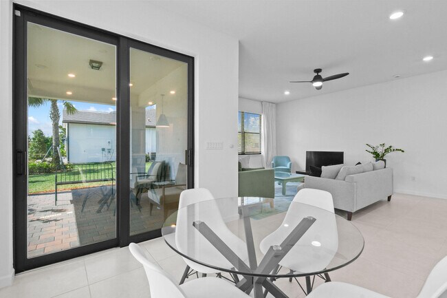 Building Photo - 758 SE Courances Dr