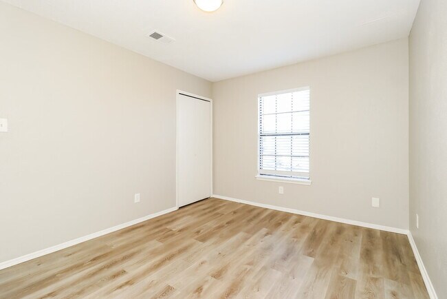 Building Photo - 1217 Greenbriar Ln