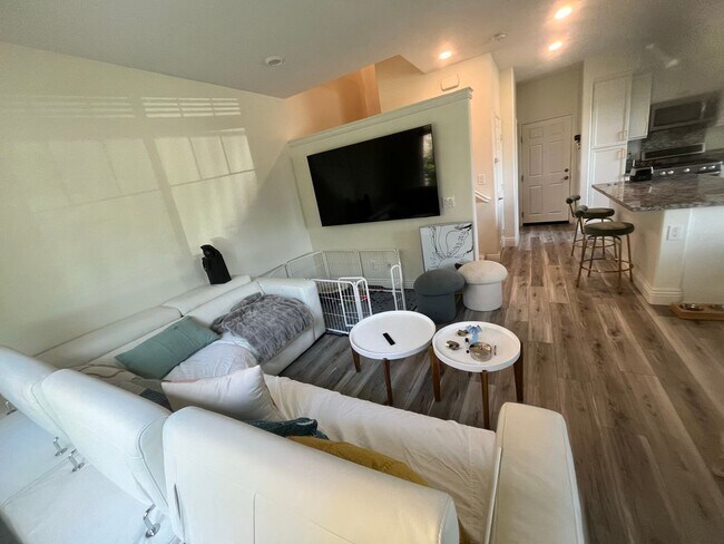 Building Photo - Spacious 4 Bed | 2-Story Townhome in Lake Pointe near Eastlake Vistas