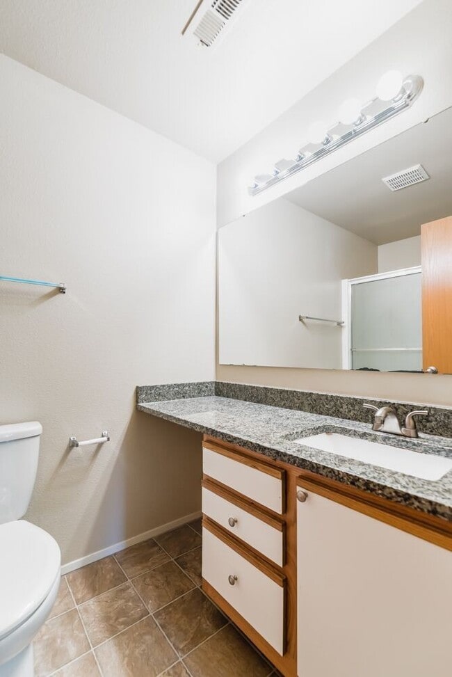 Building Photo - Inviting 3 Bedroom/2 Bathroom Duplex in Puyallup! Two Car Garage, Fenced Yard, Cul-de-Sac, New Pl...