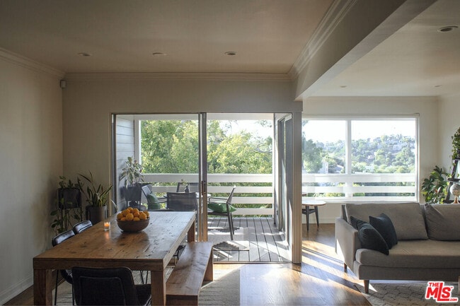 Building Photo - 1112 Montecito Dr
