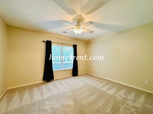 Building Photo - Exceptional 1.5 Story Home in the Prestigious Loch Lloyd Community!