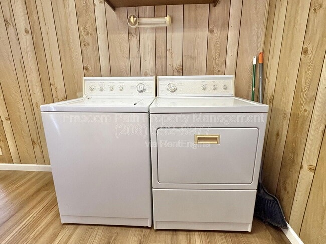 Building Photo - 104 Main St