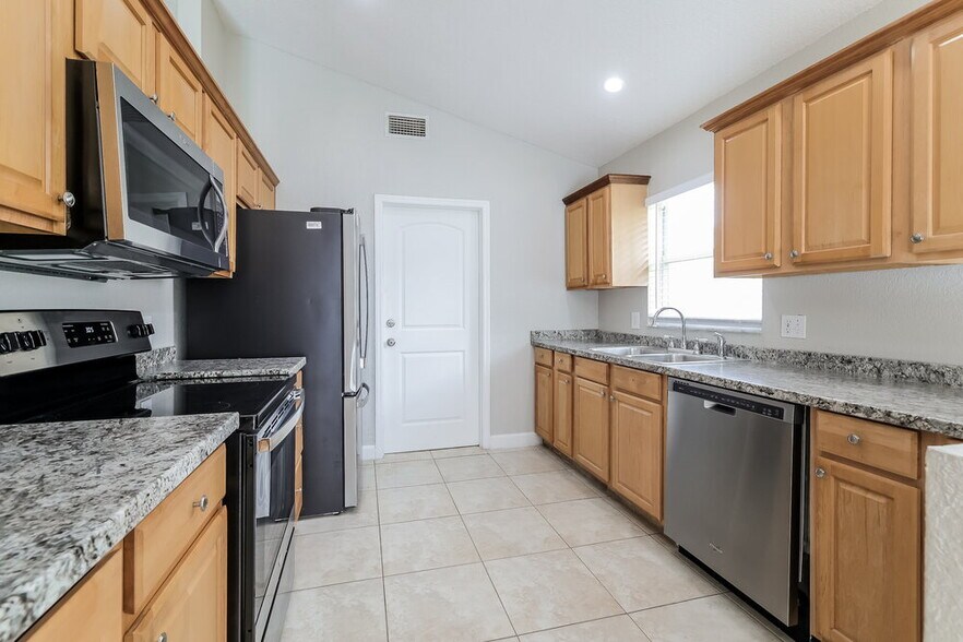 Building Photo - 2120 Cuxham Ct