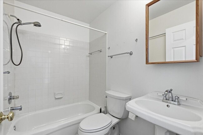 Building Photo - 403 S Veitch St