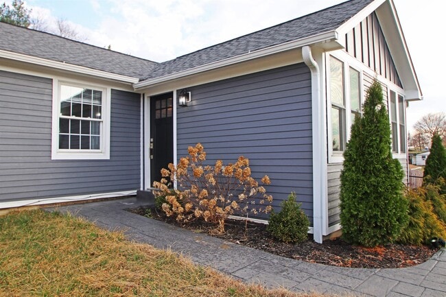 Building Photo - 3205 Oak Ridge Rd