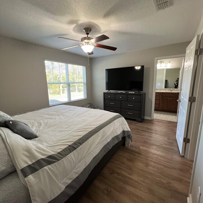 Master Room - 4252 Adirolf Rd