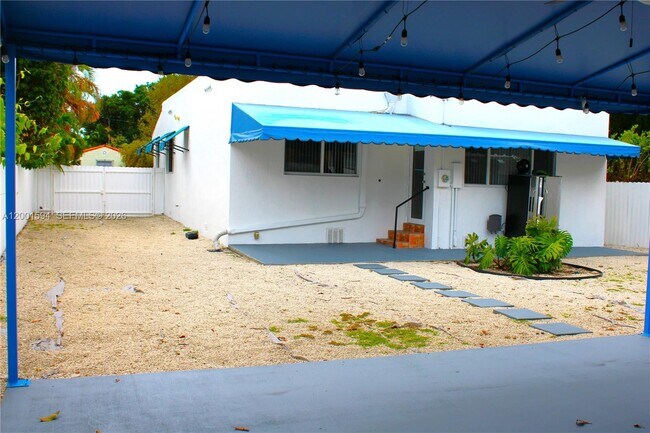 Building Photo - 2253 SW 10th St