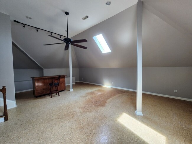 Building Photo - Gorgeous 4/3.5 with amazing back patio!