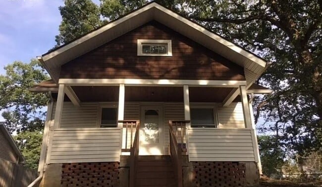 Building Photo - Home near Drake University, pet friendly!