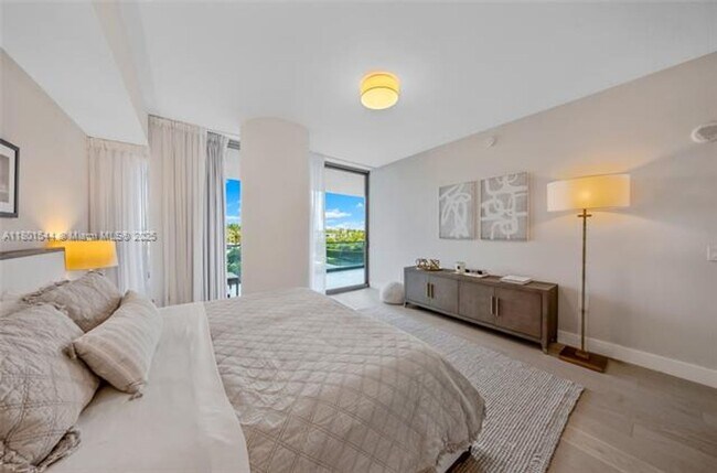 Building Photo - 10201 Collins Ave
