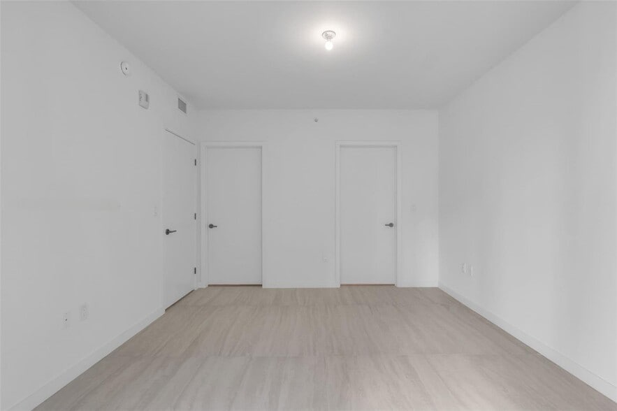 Building Photo - 77 SE 5th St