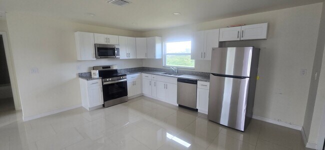 Building Photo - Great SW Location-Three Bedroom -two bath