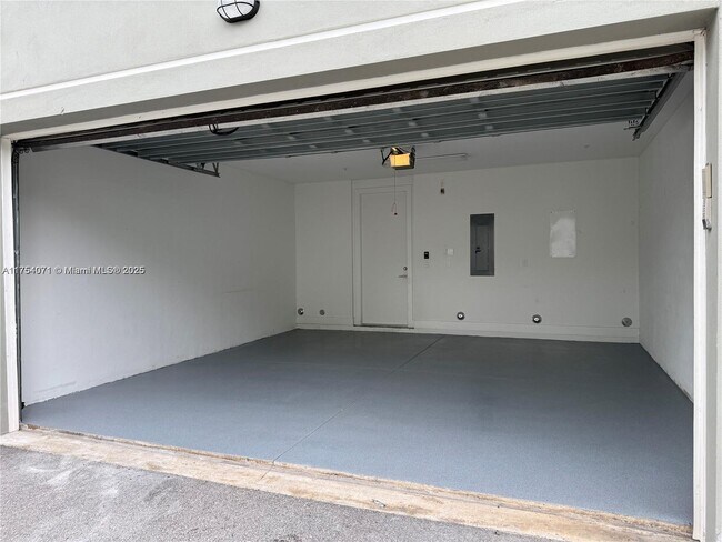 Building Photo - 3455 NE 5th Ave