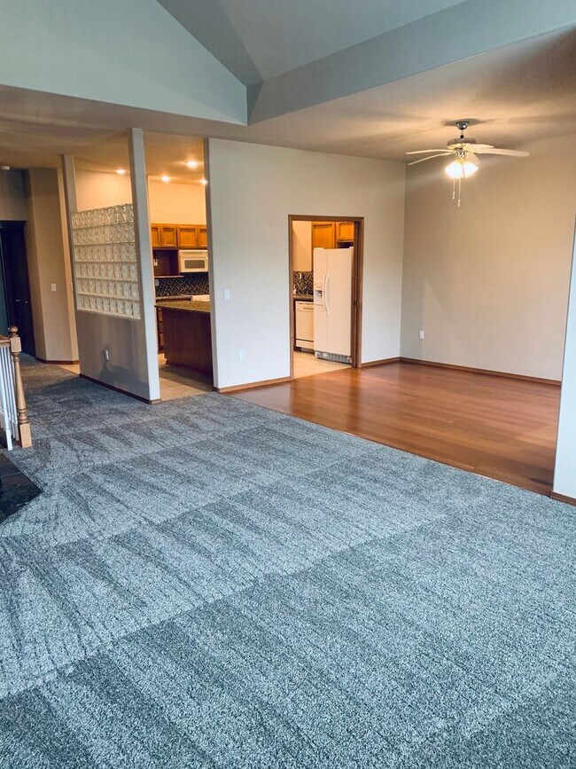 Building Photo - Beautiful Updated Townhome overlooking Mea...