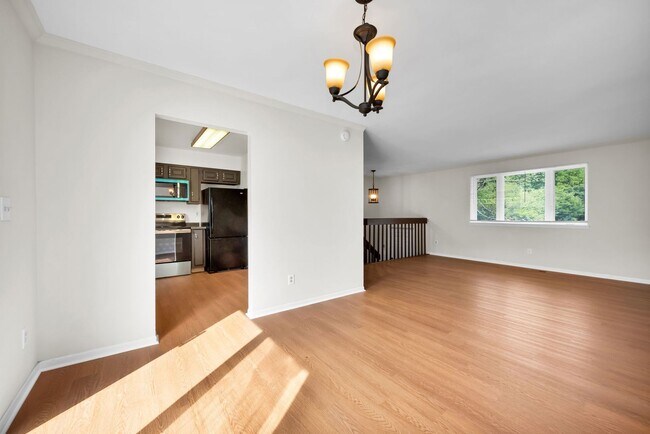 Building Photo - 2700 Queenswood Dr
