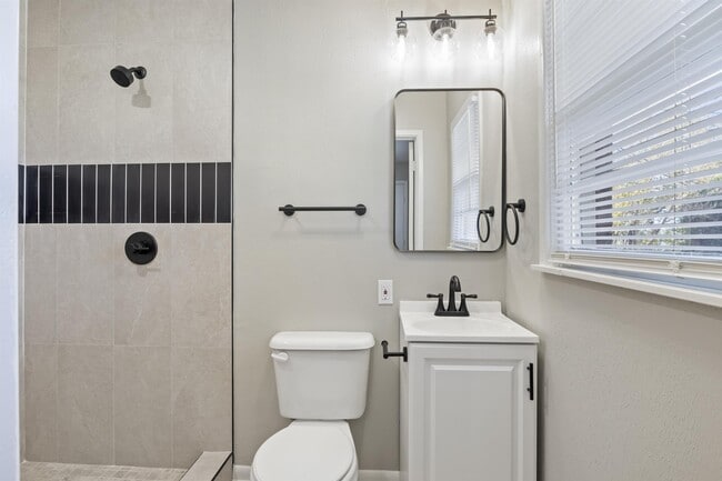 Building Photo - 1909 NE 52nd St