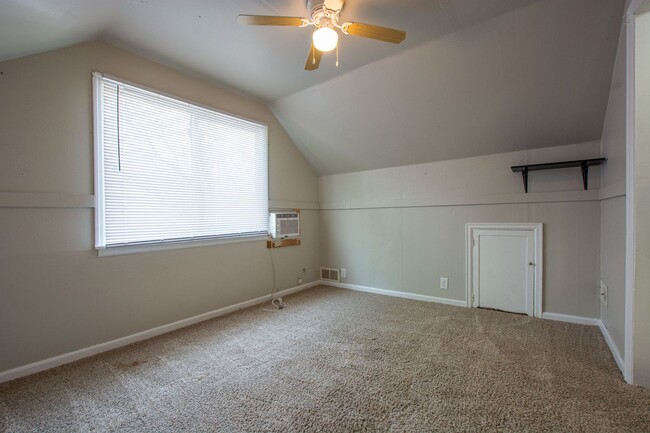 Building Photo - 3 Bedroom / 1 Bath Home with Fenced Backyard!