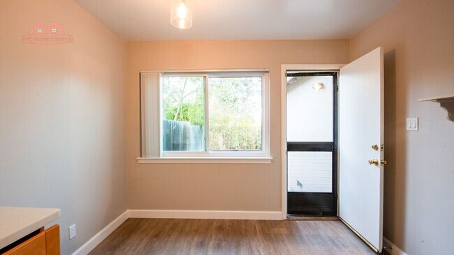 Building Photo - 868 Miller Ave