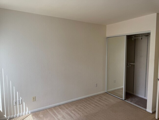 Building Photo - 2 bedroom 1 bathroom condo in Mirabella Point