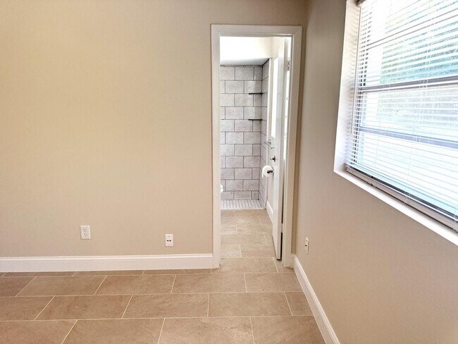 Building Photo - 333 NE Floresta Dr