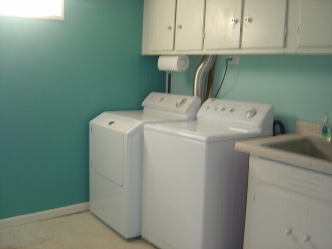 Building Photo - ADORABLE & READY TO RENT- 3 BED, 2 BATH BR...