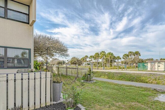 Building Photo - 1000 3rd St