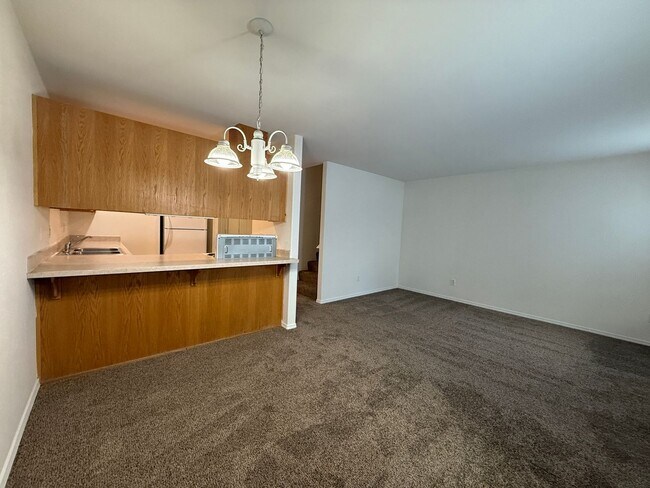 Building Photo - CHECK OUT THIS SPACIOUS TOWNHOUSE IN REDMO...