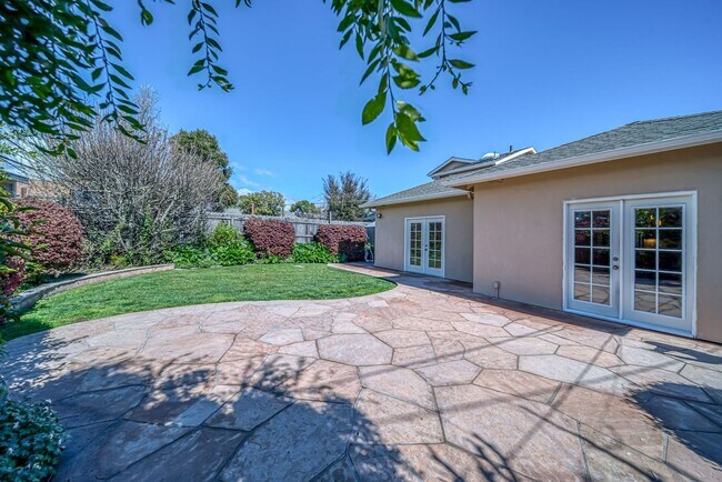 Building Photo - Welcome Home to the peaceful Shoreview Nei...
