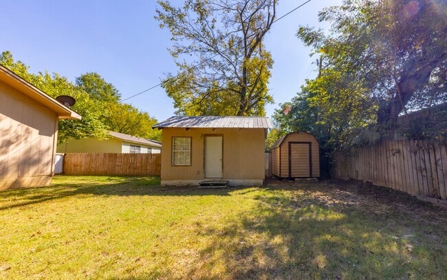 Building Photo - 1007 N Holly St