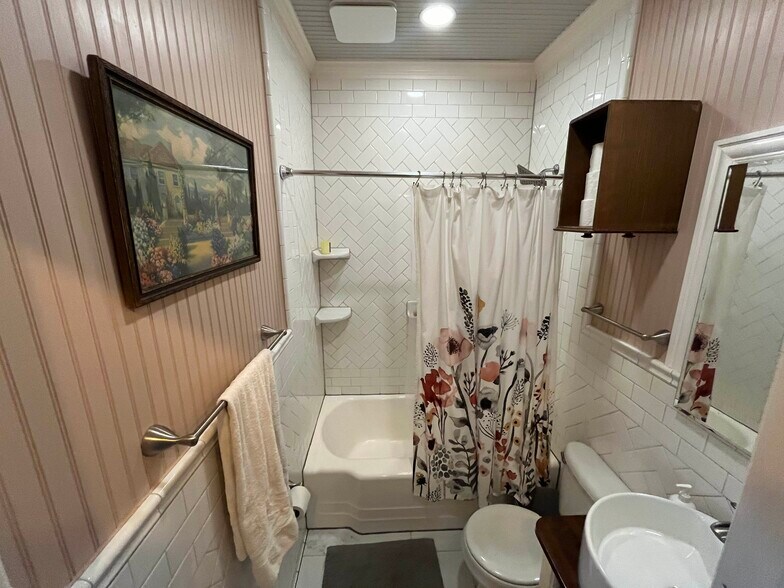 Downstairs Bathroom - 1054 Desoto St