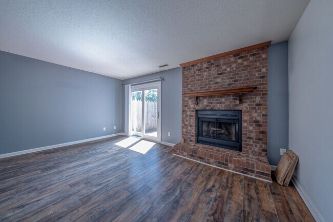 Building Photo - 907 Shelby Dr