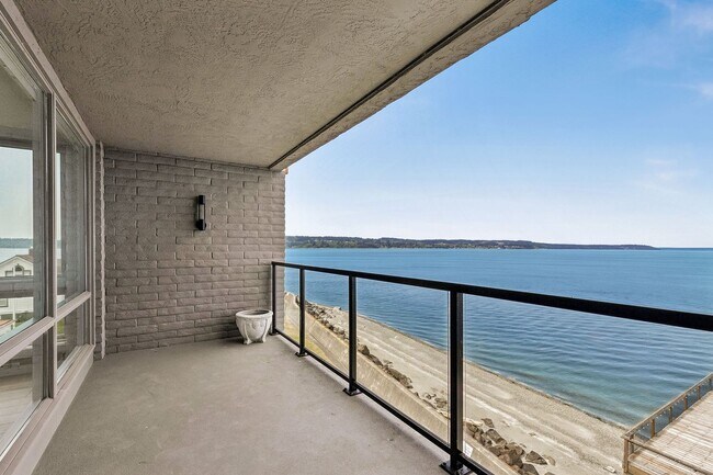 Building Photo - 2 Bedroom 2 Bath Top Floor Corner Unit  wi...