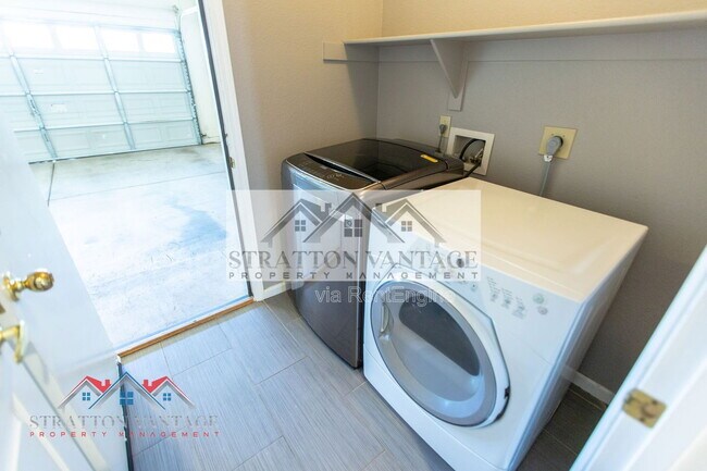 Building Photo - 1015 E Brentrup Dr