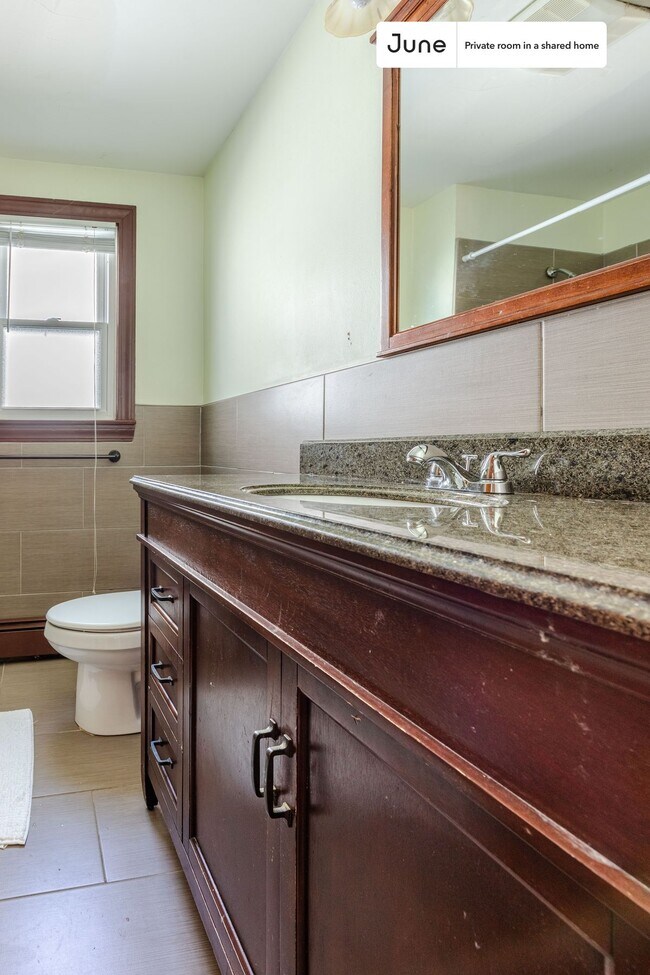 Building Photo - Room in Shared 5 bed/1 bath home