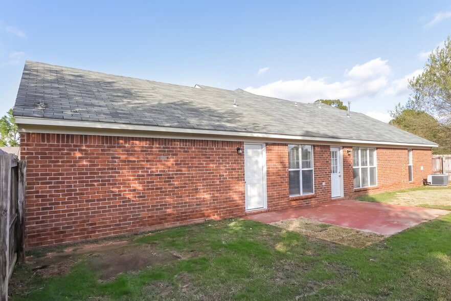 Building Photo - 10953 Oak Leaf Dr