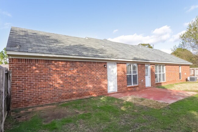 Building Photo - 10953 Oak Leaf Dr