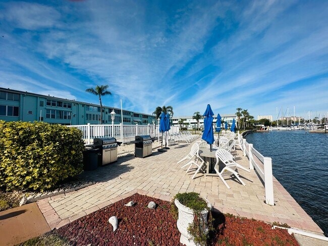 Building Photo - 1819 Shore Dr S