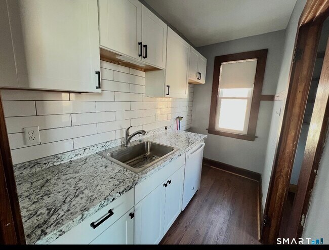 Building Photo - 75 Ridgewood St