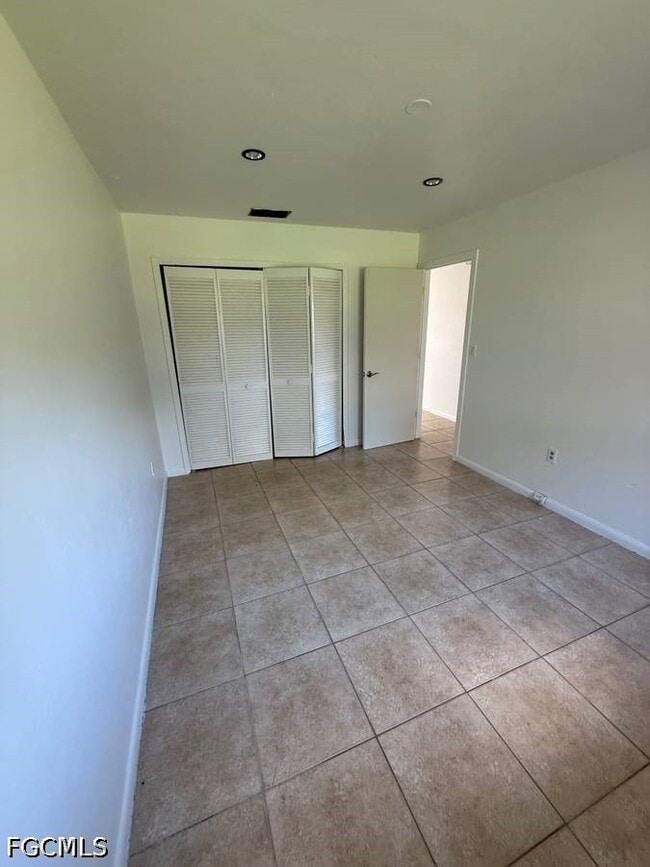 Building Photo - 537 SE 6th Pl