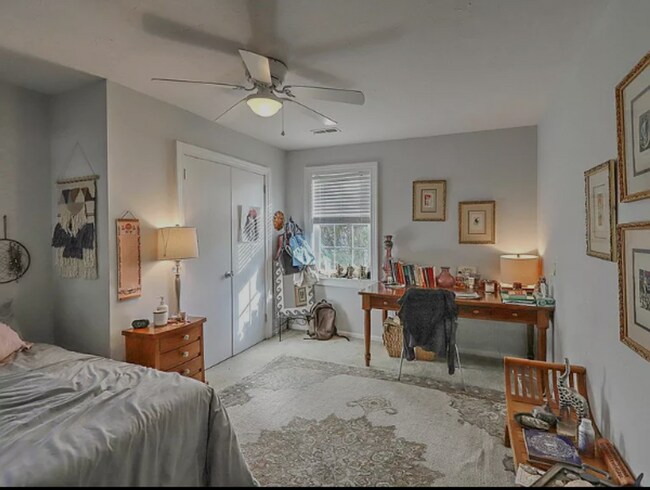 Building Photo - 3 Bedroom 1 Bath Apartment - Downtown Charleston