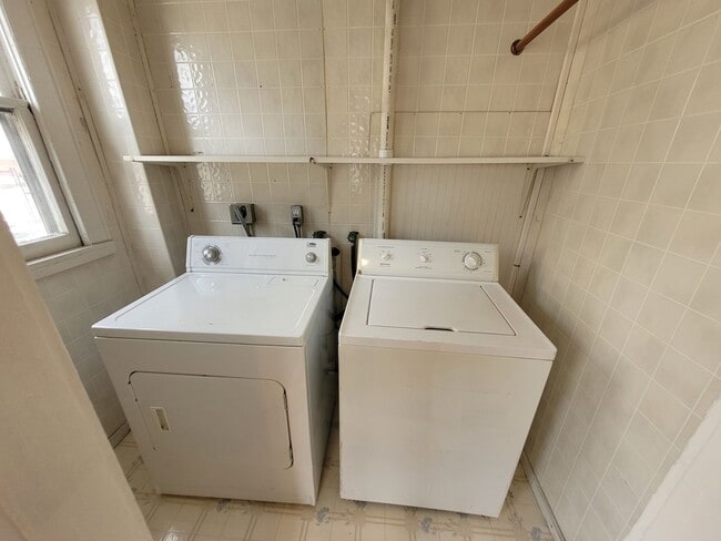 Building Photo - Two Bedroom Home with Washer/Dryer